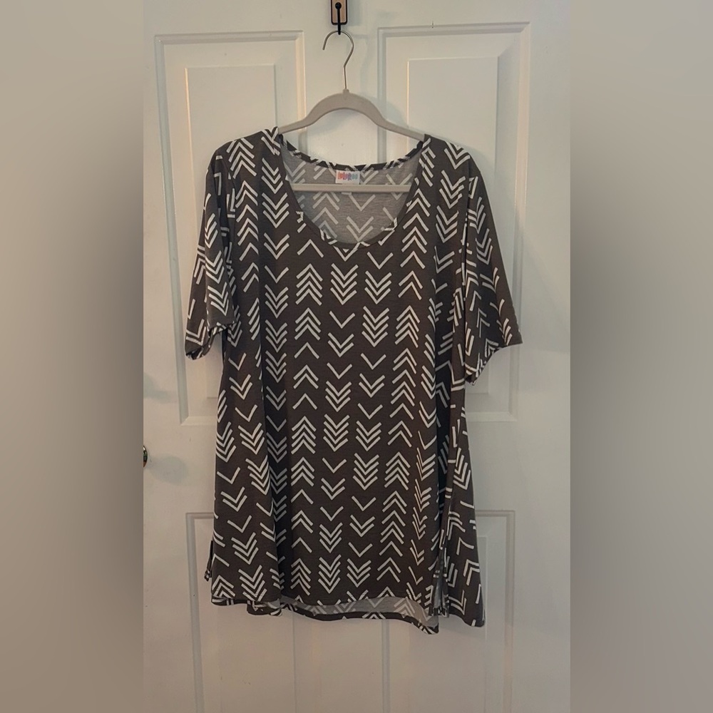 LuLaRoe Black and White Arrow-Print Scoop Neck Tunic